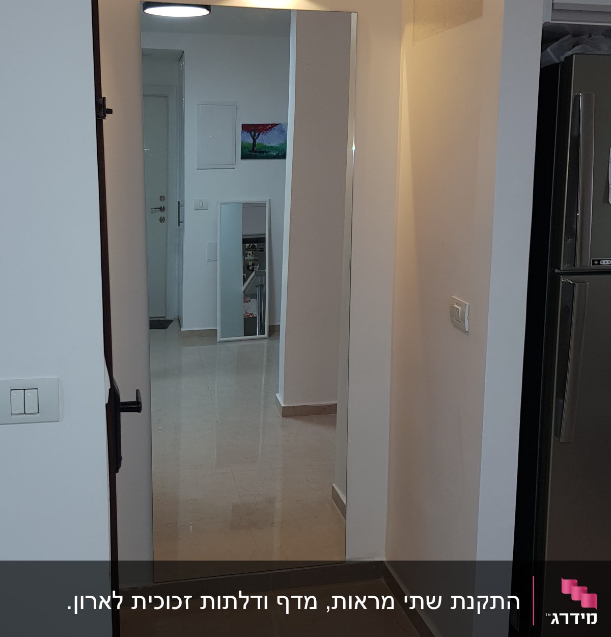 מראה גדולה על קיר במסדרון מואר